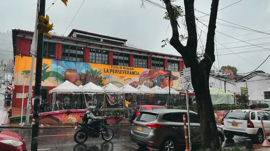 Mercado La Perseverancia, in Bogotá: one of the best places to try traditional colombian food